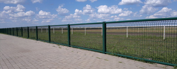 Газонное ограждение с сетчатой панелью